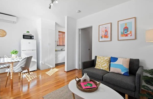 Saint Kilda South Apartment | Close to Everything, Entire St Kilda Apartment Queen Bed