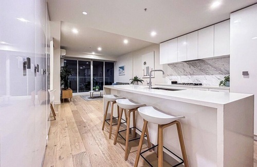 North Melbourne Apartment | Close to Mel Uni 2BR2BA parking+ Balcony+wifi