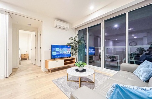 North Melbourne Apartment | Close to Mel Uni 2BR2BA parking Balconywifi