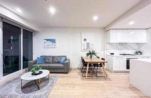 North Melbourne Apartment | Close to Mel Uni 2BR2BA parking Balconywifi