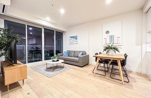 North Melbourne Apartment | Close to Mel Uni 2BR2BA parking Balconywifi