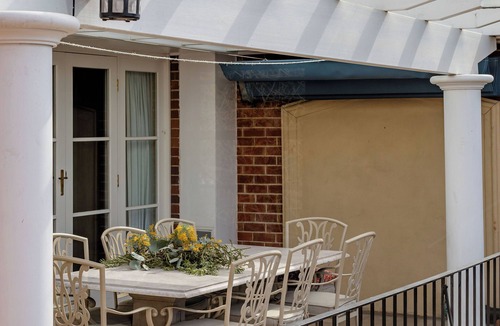Bathurst House | Cloverly House CBD Late Checkout