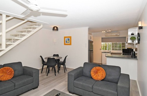 Torquay House | Coast Apartments Large 2 Bed 1 Bathroom with Pool