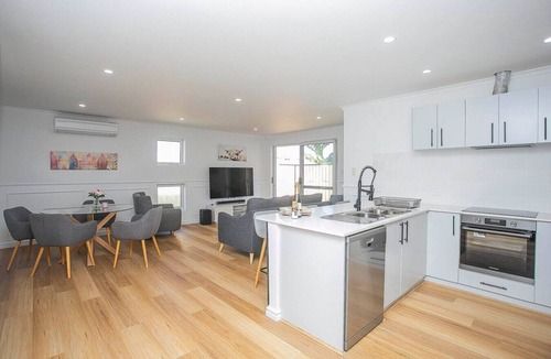 Clarkson House | Coast Luxury Modern Retreat (3bdr - 3 bath)
