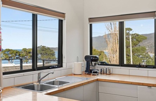 Eaglehawk Neck House | Coastal 2BR Escape, Steps to Beach, Dining and Bar