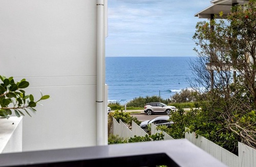 Coolum Beach Apartment | Coastal Bliss: 3-Bedroom Retreat with Pool