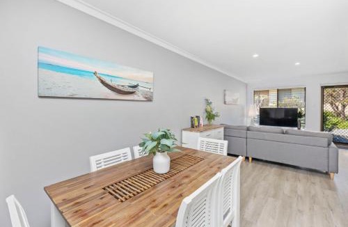Scarborough Villa | Coastal convenience! Walk to the shops & cafes.