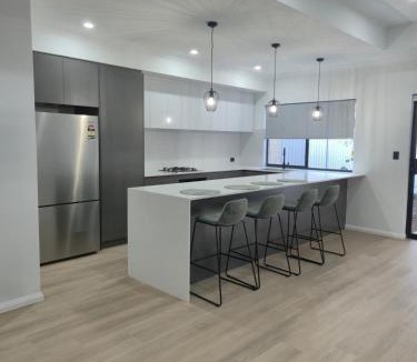 Innaloo House | Coastal Elegance 3BR 2BA Near Beach & City