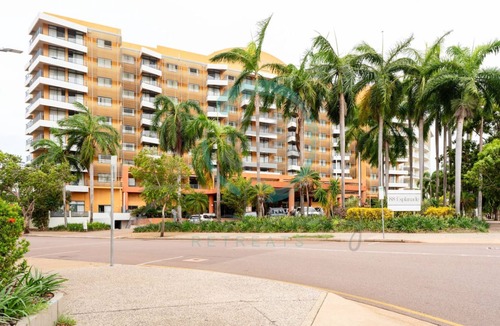 Darwin City Centre Apartment | Coastal Elegance Sunset Pool Balcony Dining