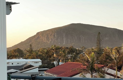 Marcoola Apartment | Coastal Escape l Views, Rooftop Terrace & Jaccuzi