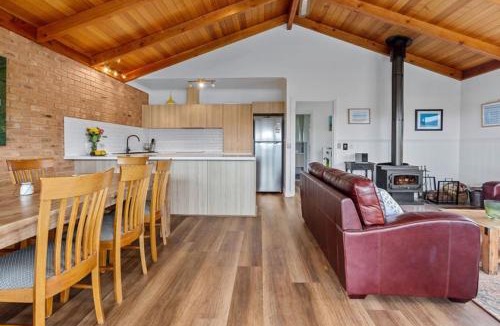 Apollo Bay House | Coastal Gem - pool table and views