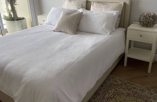 Brighton-le-Sands Apartment | Coastal Luxury: Cozy 2-bedroom apartment in Brighton-Le-Sands with parking