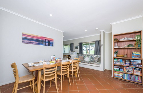 Guilderton House | Coastal Pine-Ocean view from the front and back