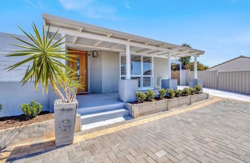 Beldon House | Coastal Poolside Retreat