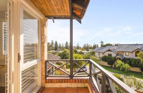 Cottesloe House | Coastal Retreat-Spacious 4BR Walk to Beach