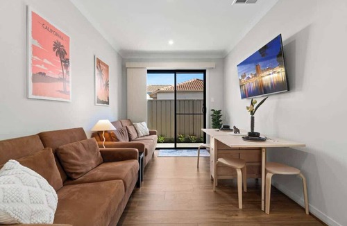 Fulham House | 【Coastal + Urban】Between Beach, CBD & Airport