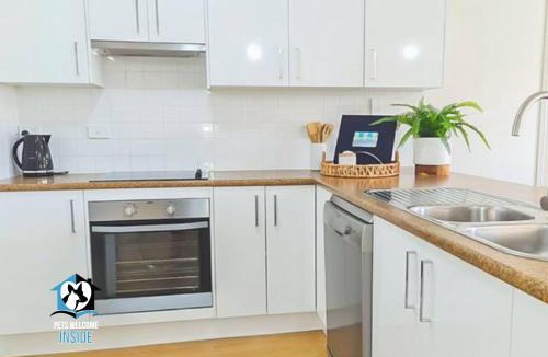 Aldinga Beach House | Coastal Vibe, 4 beds Short Walk to the Beach