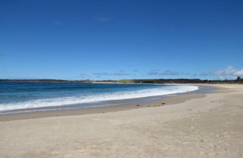 Shellharbour House | Coastal Vibes - Walk to beach, Marina, Cafes and Pubs