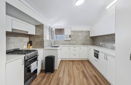 Wynnum House | Coastal Wynnum Home | Near Plaza &City Connections