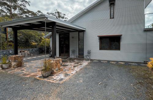 Lowanna House | Coffs Coast Mountain Retreat - House
