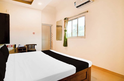Shibpur Hotel | Collection O Howrah Botanical Garden