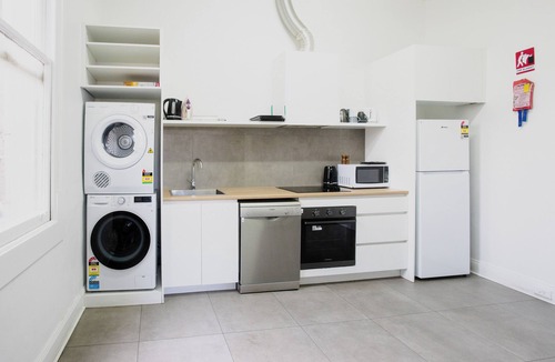 Prahran Hostel | College Lawn Hotel - Hostel