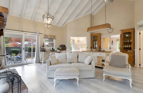 Bright Cottage | Collins Cottage - Luxury Accommodation