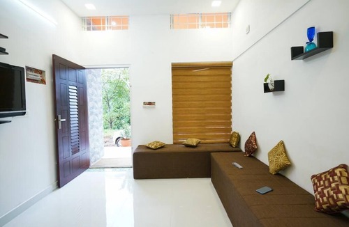 Moolakadai House | Colorful Artifacts and Modern Decor Hut Stay