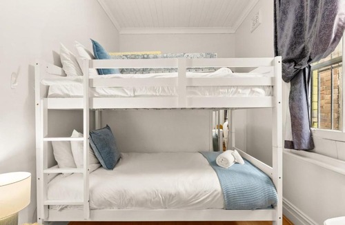 Bondi Apartment | Colourful Spacious Central 3BDR Balcony AC Parking