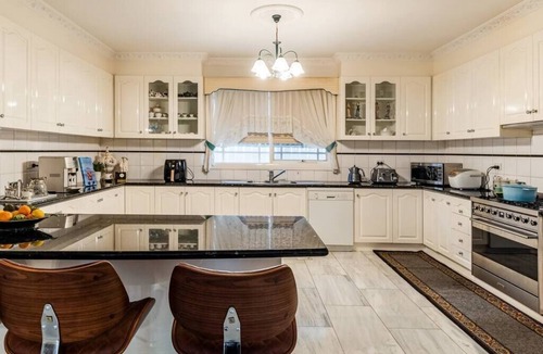 Preston Apartment | Comfort Private room with queen bed & study