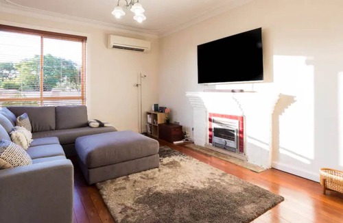 East Victoria Park House | Comfortable 2 Bedroom Home in Trendy Victoria Park