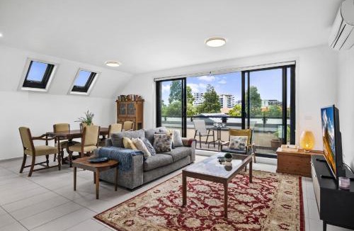 Footscray Apartment | Comfortable 2 Bed Stay with Parking