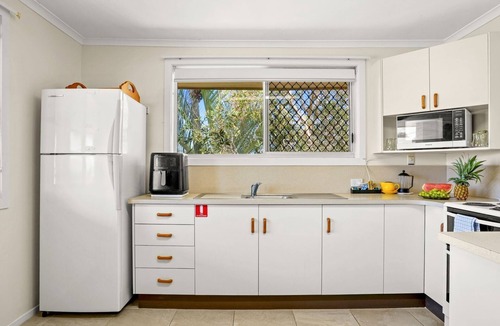 Evans Head Apartment | Comfortable 2BR coastal unit with WiFi, BBQ area, parking & linen included, close to beach, oval