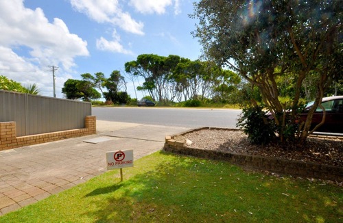 Evans Head Apartment | Comfortable 2BR coastal unit with WiFi, BBQ area, parking & linen included, close to beach