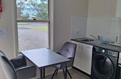 Bomaderry Apartment | Comfortable and conveniently located studio apartment one double bed