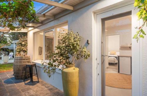 Queenscliff Apartment | Comfortable & cosy unit w/garden views