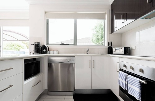 Newnham House | Comfortable Home 10 Minutes from CBD Wifi & Garage