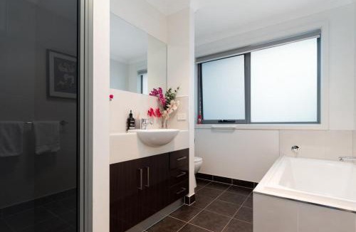 Newnham House | Comfortable Home 10 Minutes from Town - Wifi and Garage