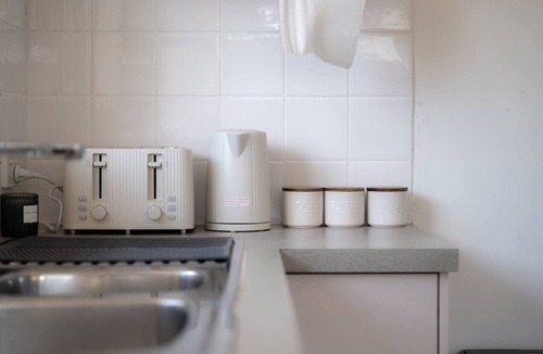 Page House | Comfortable Home for 6 | Long & Short Stays