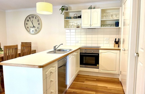 Silverleaves House | Comfortable large family home, pet friendly, short stroll to beach