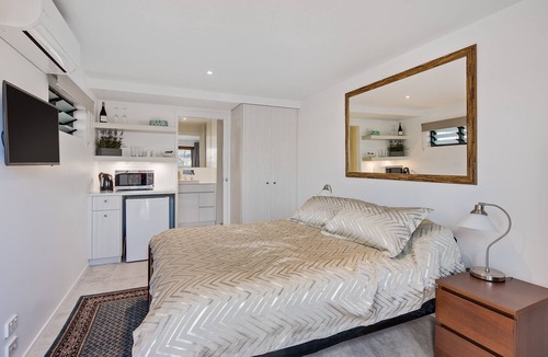 Woolloongabba Apartment | Comfortable, modern, private studio close to CBD