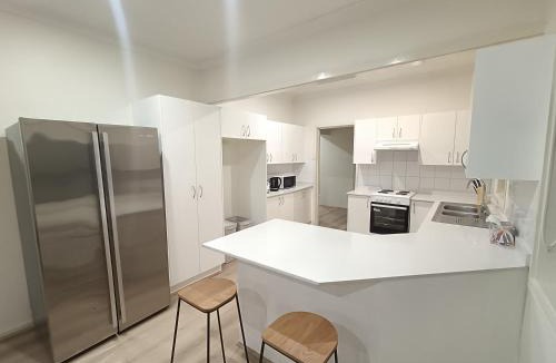 Merrylands House | Comfortable Queen Room With AC & Heating - Merrylands - NM7