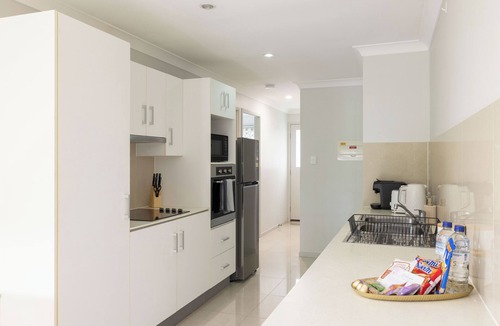 Rocklea Apartment | Comfortable Rocklea 1BR | Near Shops | Parking | 173B2