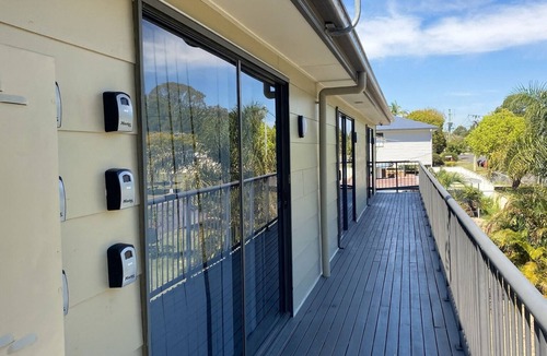 Rocklea Apartment | Comfortable Rocklea 1BR | Near Shops | Parking | 173B2
