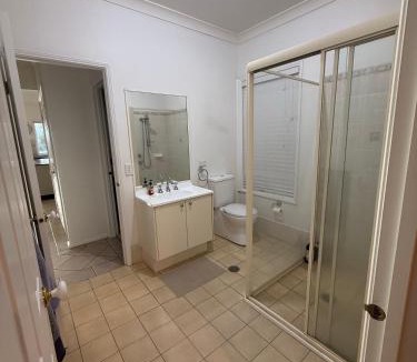Kellyville House | Comfortable Room in North kellyville