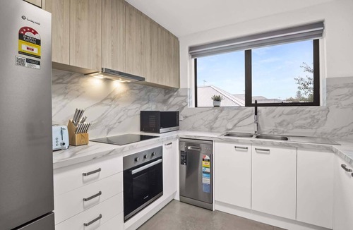 Ascot Vale Apartment | Comfortable Stay Near Melbourne’s West End