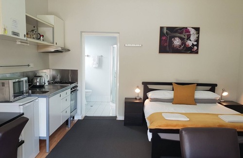 Fremantle Apartment | Comfortable studio ideal for couples or single travellers