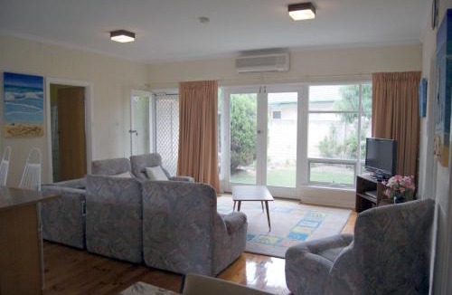 Victor Harbor House | Comfortable Unit Close to the Beach