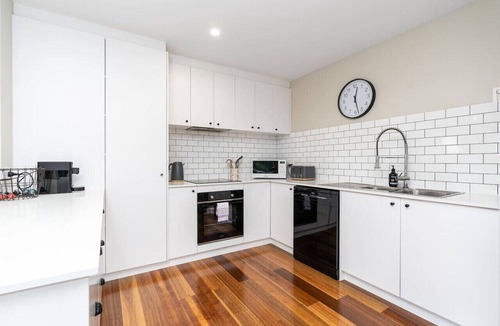 Chifley Apartment | Comfy and Modern House w/Outdoor Dining & WiFi