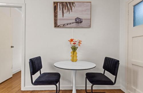 Woolloongabba Apartment | Comfy & Cozy 1BR Apt with Parking, WiFi and Study Desk